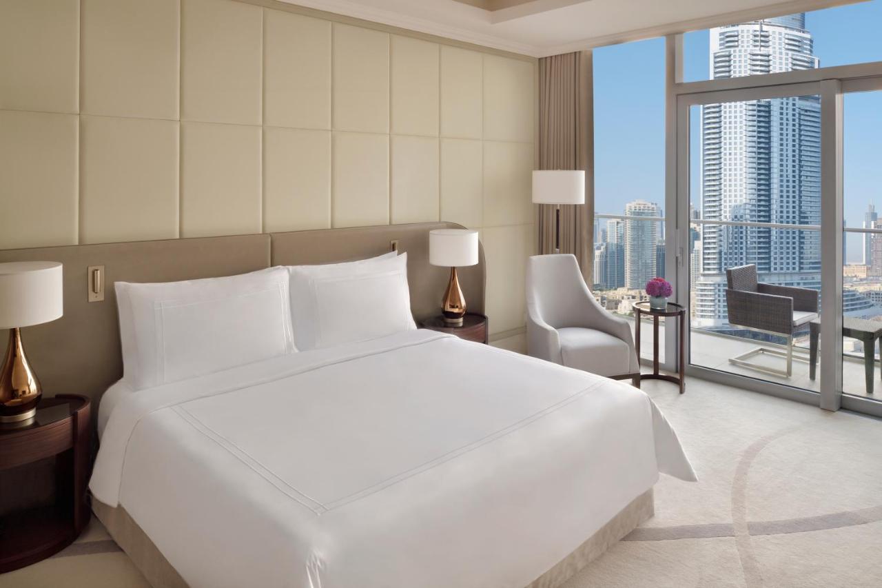 Address Dubai Mall Kültér fotó A bedroom at the Ritz-Carlton, DIFC